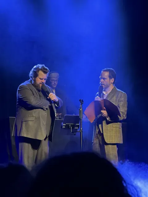 Das Ensemble mit Live-Beatboxer auf der Bühne