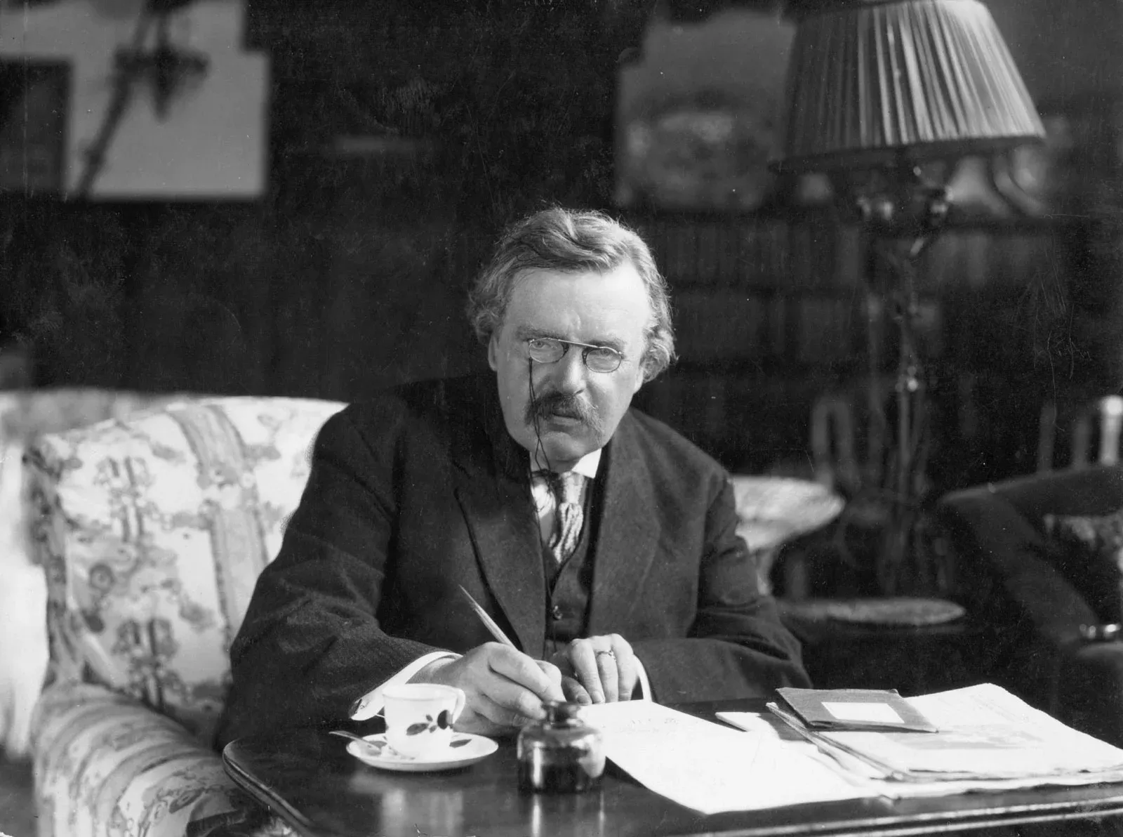 G.K. Chesterton bei der Arbeit am Schreibtisch